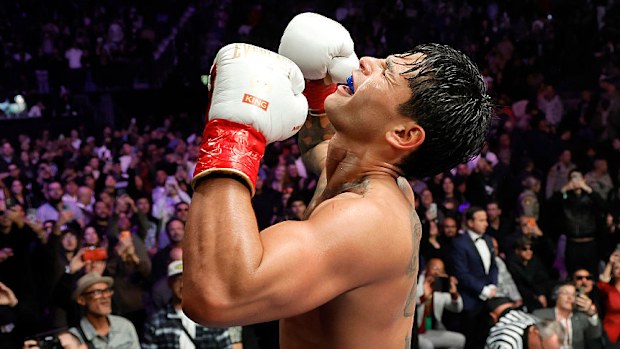 Ryan Garcia, WBC welterweight şampiyonu Mario Barrios ile 12 raundluk bir maç sonrası kutlama yapıyor.