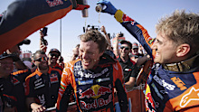 Rider Daniel Sanders of Australia celebrates winning the Dakar Rally after the twelfth stage in Shubaytah, Saudi Arabia, Friday, Jan. 17, 2025. (AP Photo/Christophe Ena)
