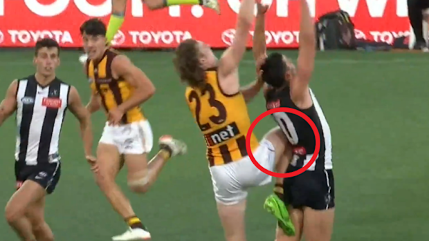 Pendlebury copped a knee to his ribs from Hawk Josh Weddle.