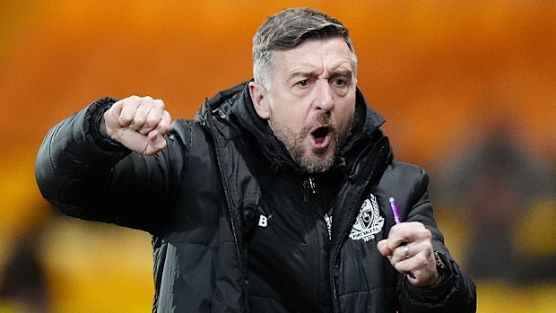 Jon Brady, director de Port Vale, durante el partido de la cuarta ronda de la Copa FA en Vale Park.