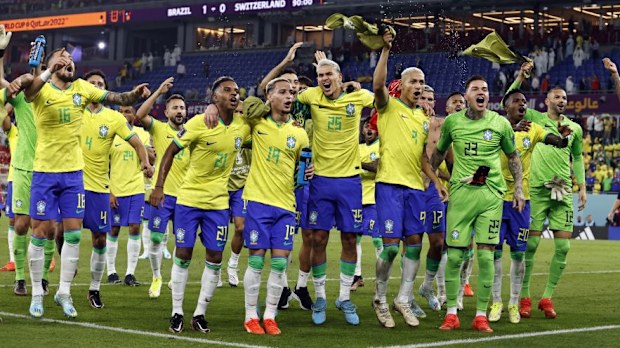 Brezilya oyuncuları 2022 Dünya Kupası'nda kutlama yaparken.