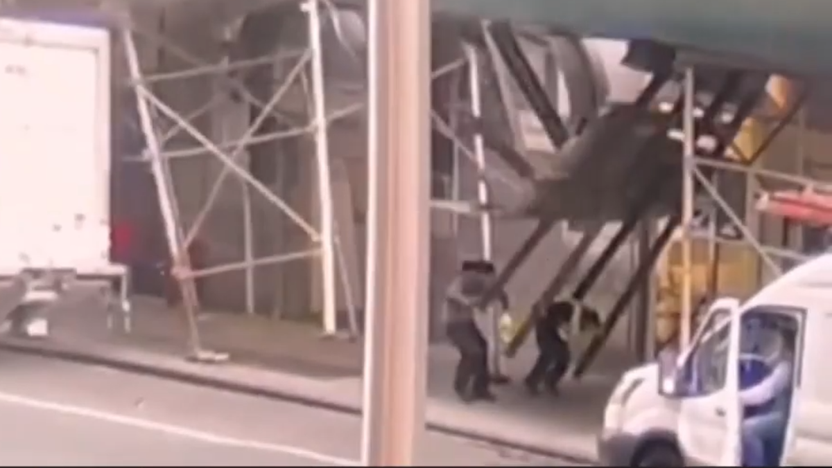 New York: Dramatic video shows NYC sidewalk shed collapse onto ...