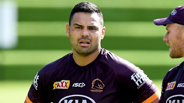 Ben Te'o praat met Matthew Lodge tijdens de NRL-training van de Brisbane Broncos