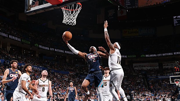 Shai Gilgeous-Alexander drives to the basket.