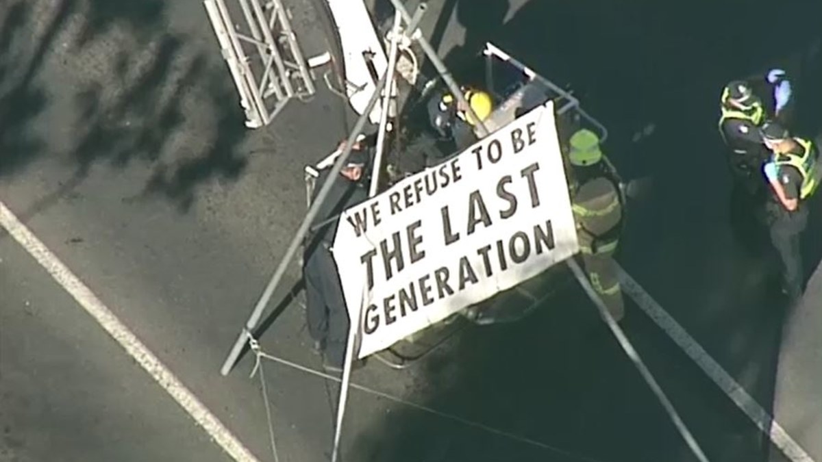 Extinction Rebellion protesters in Melbourne close West Gate Freeway ...