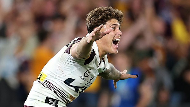 Reece Walsh, Broncos'un NRL Grand Final'ını kazanmasının ardından kutluyor.
