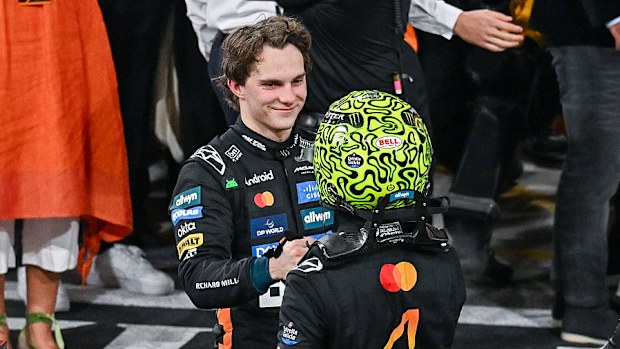 İngiliz pilot Lando Norris (sağda) takım arkadaşı Oscar Piastri (solda) ile kucaklaşıyor.