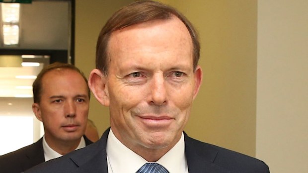 Prime Minister Tony Abbott tours Sydney's Victor Chang Cardiac Research Institute on Saturday, May 31, 2014 (AAP)