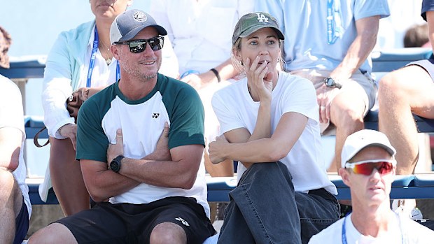 NEW YORK, NEW YORK - 31 agosto: Lleyton Hewitt e Bec Cartwright si guardano dagli spalti durante il figlio Cruz Hewitt dell'Australia Junior Boys 'Singles ha trovato la partita rotonda di Again Benjamin Willwerth del Giorno del 2025 Open Atsta Atsta Billie Billie King National Center il 31 agosto, 2025 nel quartiere a netto del quartiere di New York. (Foto di Clive Brunskill/Getty Images)
