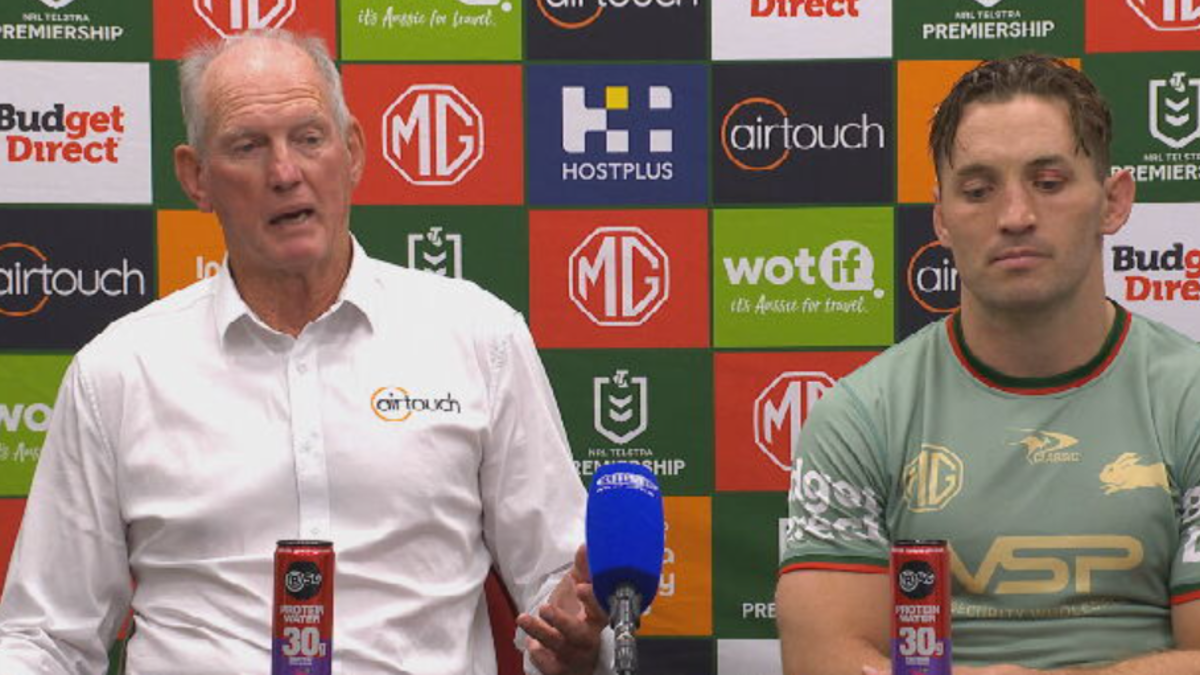 South Sydney Rabbitohs-coach Wayne Bennett smeekte de fans om het veld niet te betreden toen Alex Johnston het try-scoringsrecord brak
