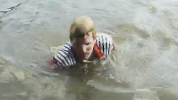 Jim Courier Yarra Nehri'nde serinliyor.