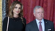 MADRID, SPAIN - JUNE 19: The kings of Spain, Felipe VI (c) and Letizia (1r), receive the kings of Jordan, Abdullah II bin Al Hussein (2l) and Rania (1l), pose before a lunch, at the Royal Palace, June 19, 2023, in Madrid, Spain. The sovereigns of the Hashemite kingdom, on their working visit to Spain, will attend a welcome dinner in Cordoba, Andalusia, on the occasion of the Aqaba Process meeting. The Aqaba Process, an initiative of the King of Jordan, is a series of international meetings aimed
