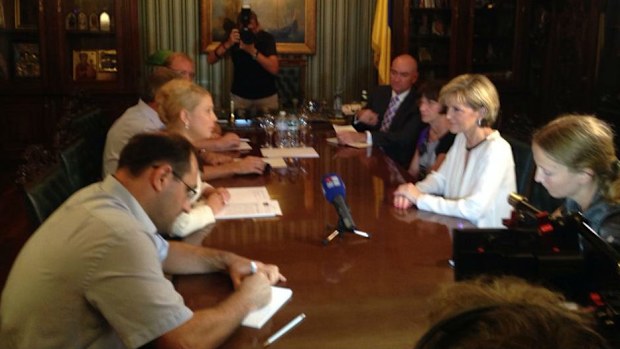The Ukranian Government will vote today on whether to change an agreement to have AFP officers armed as they try to enter the MH17 crash site. (Christine Ahern, 9NEWS)