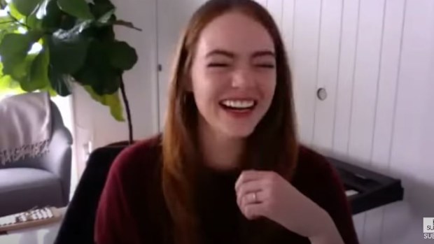 Emma Stone wearing gold band on her ring finger.