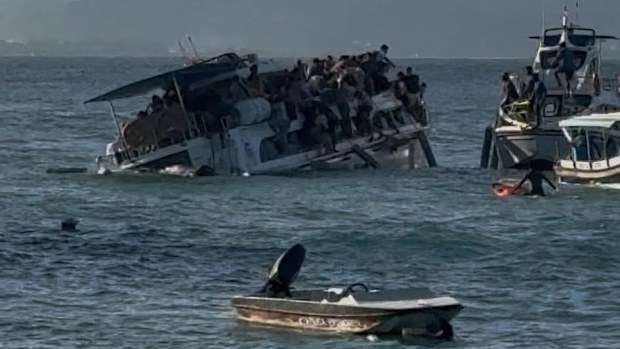 The Tanis Express, which charters tourists to Lembongan and Penida, began to take in water after it was struck by large waves shortly after departing Lembongan Village for Sanur yesterday afternoon. 