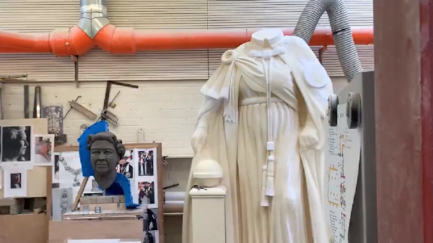 Queen Elizabeth statue
