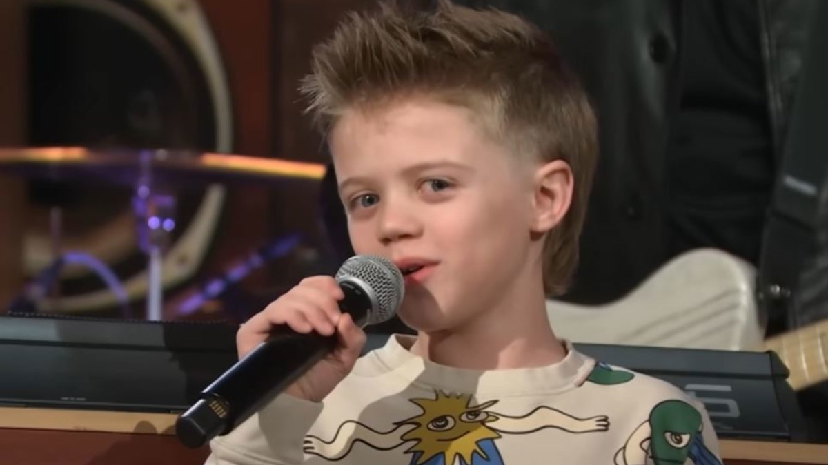 WATCH: Kelly Clarkson's son Remy sings Frank Sinatra cover on his mum's show  | Video | Nine.com.au