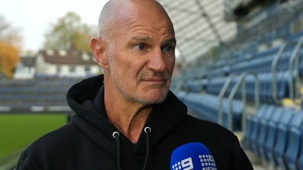 Brad Arthur habla con Nueve.