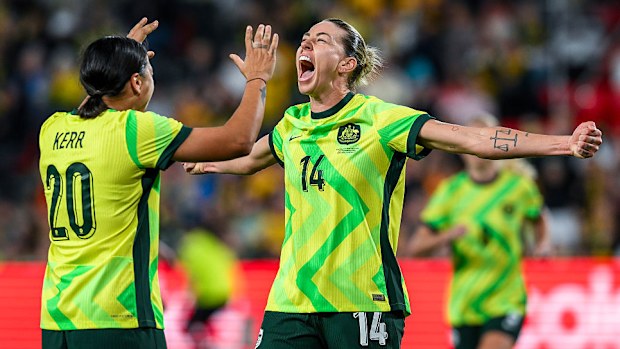 Alanna Kennedy celebra tras marcar el primer gol de su equipo.