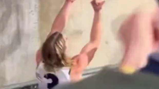 Bailey Smith trasforma un fan il doppio uccello dopo la vittoria del gatto sui corvi di Adelaide.