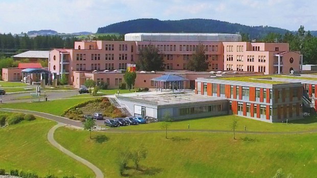 A doctor at an Austrian hospital amputated the wrong leg of a man.