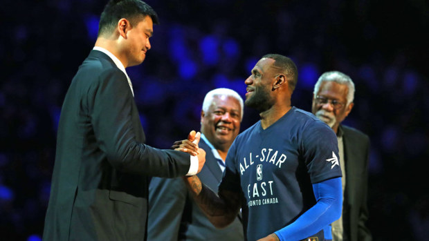 Yao Ming (L) meets LeBron James at an NBA All Stars match. (Getty-file)
