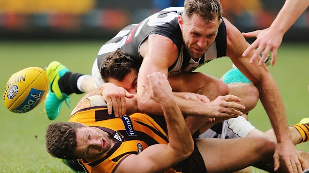 Travis Cloke and James Frawley fight for the ball (Getty)