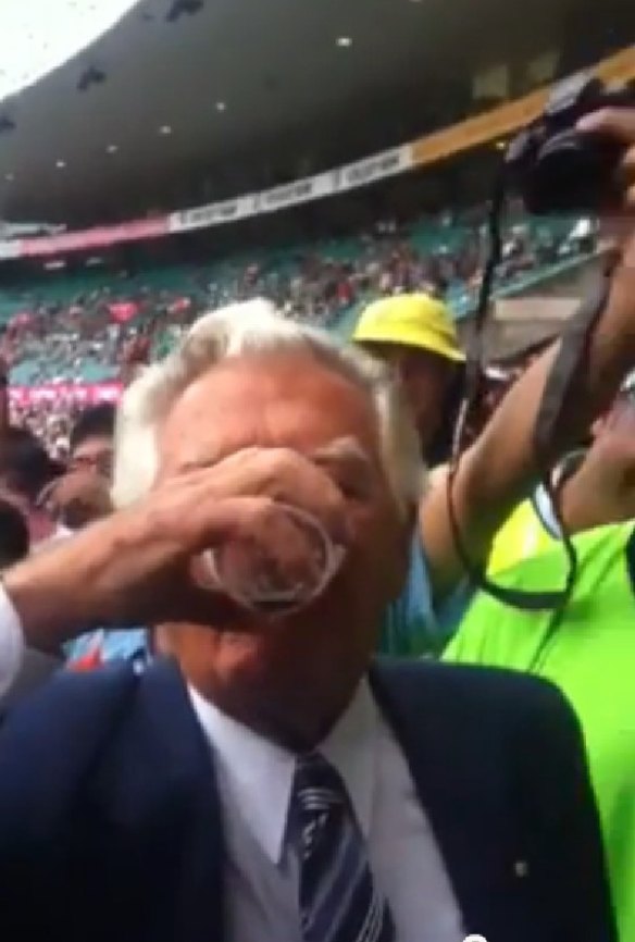 Bob Hawke skolls a beer during the Australia vs India Cricket Test at the SCG in 2012.