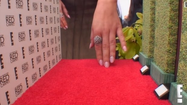 <i>Modern Family</i> actress Sarah Hyland shows off her manicure at the 2015 SAG Awards.