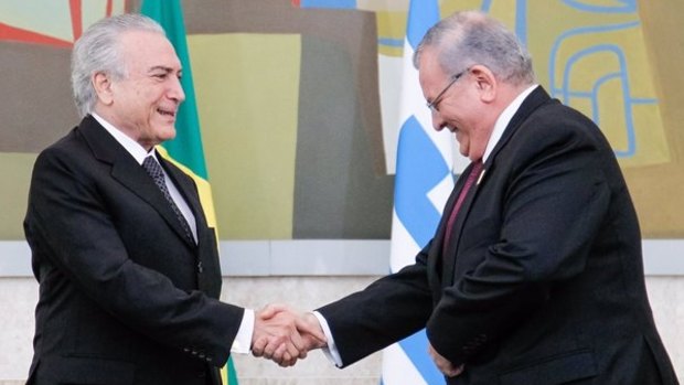 Greek ambassador Kyriakos Amiridis presents his credentials to Brazilian President Michel Temer in May.