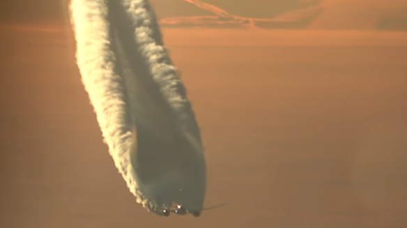 A remarkable video has emerged of a Boeing 787 Dreamliner spewing out a thick cloud of vapour as it flies over Russia. It was captured by pilot Lou Boyer from the cockpit of a passing 747.