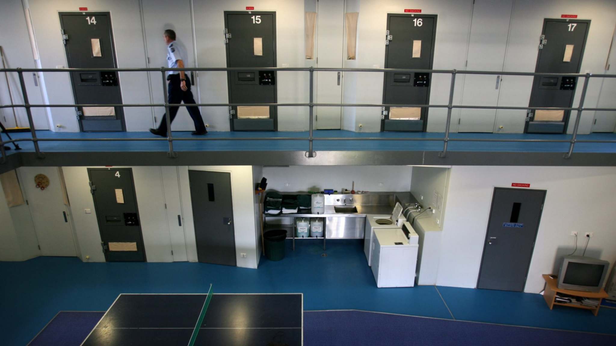 澳洲监狱生活逍遥自在！狱方检出大量毒品、武器和酒，有犯人入狱才染上毒瘾（组图） - 2