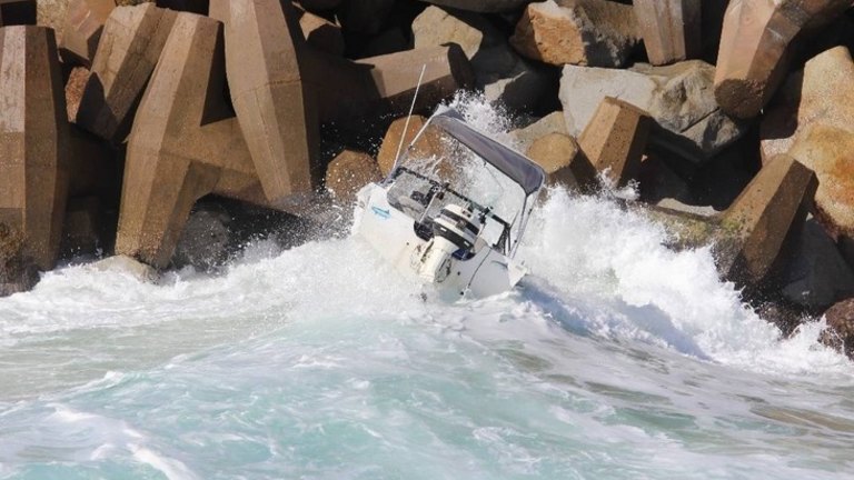 Man escapes overturned boat in rough conditions at Batemans Bay
