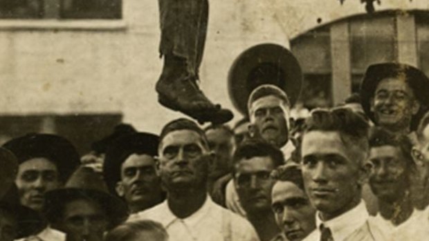 A white crowd stands below the hanging body of a black man in Texas in 1920.