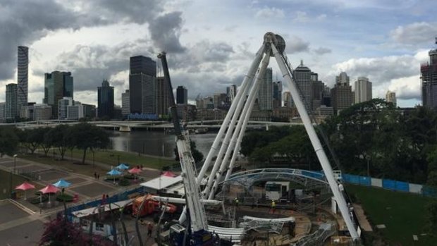 The Wheel of Brisbane in the middle of maintenance.