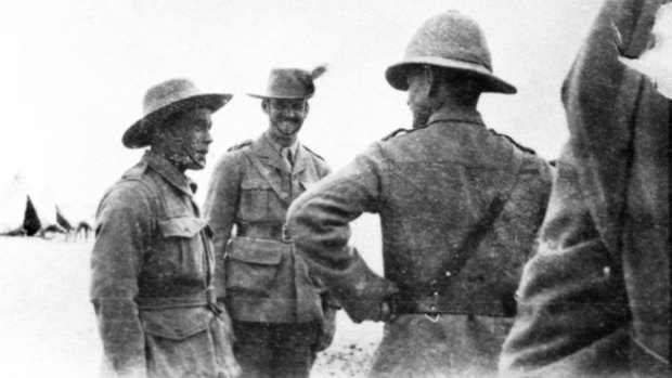 Billy Sing of the 5th Light Horse (left) in Egypt, 1915, before embarking for Gallipoli. With him is Lieutenant-General Sir William Riddell Birdwood (right), and an unknown soldier at centre.