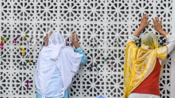 Muslim woman pray at the Hazratbal Shrine in Srinagar, Kashmir.