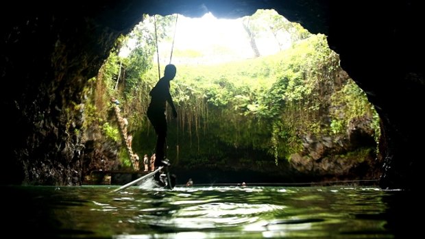 The 30-metre deep To Sua Ocean Trench is connected via underground canals to the ocean.