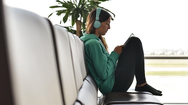 Two teens barred from US flight for wearing leggings. 