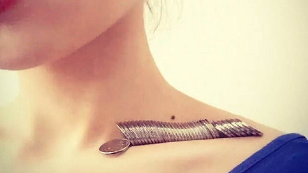 The Collarbone Challenge has taken Chinese social media site Weibo by storm.