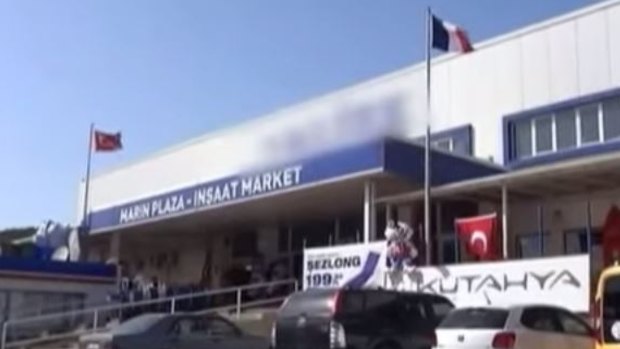 A screenshot of the report shot by France 2, showing the Bodrum store owned by Francoise Olcay.