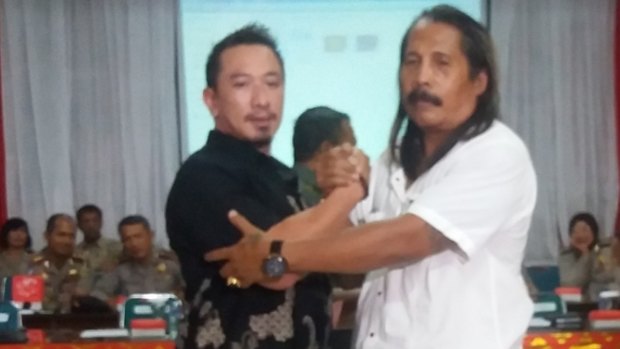 The leaders of the rival Laskar Bali and Baladika Bali gangs sign a peace statement in Bali in December last year.