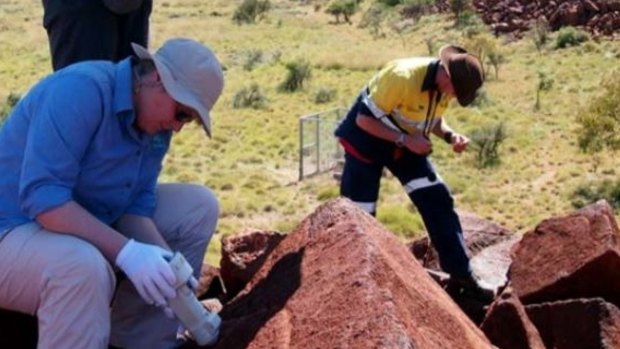 CSIRO field staff taking colour data on the Burrup Peninsula, as published in a CSIRO report.