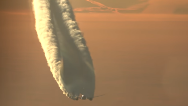 A remarkable video has emerged of a Boeing 787 Dreamliner spewing out a thick cloud of vapour as it flies over Russia. It was captured by pilot Lou Boyer from the cockpit of a passing 747.