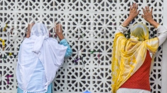 Muslim woman pray at the Hazratbal Shrine in Srinagar, Kashmir.
