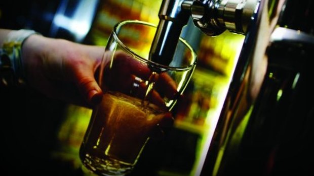 Most Canberrans want the sale of alcohol in pubs, bars and clubs to end at 3am, a new poll shows. 