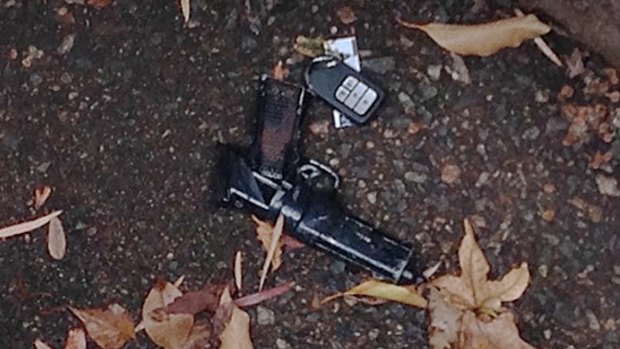 The replica gun and car keys found in a Dalkeith drain.