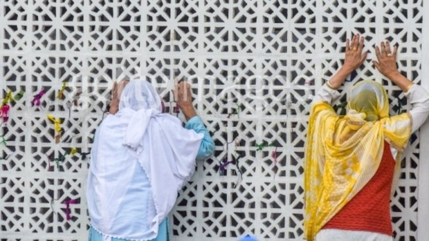 Muslim woman pray at the Hazratbal Shrine in Srinagar, Kashmir.