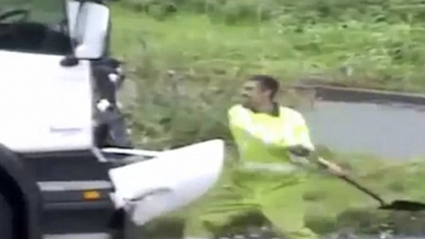 The van driver attacks the truck with a shovel  
