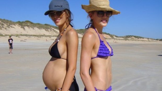 Judd with her sister when she was 32 weeks pregnant with first child Oscar.